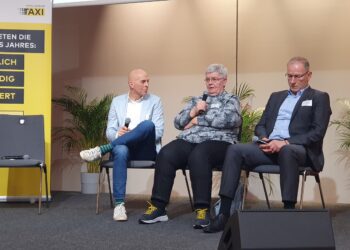 Auf dem BVTM-Taxitag in Erfurt diskutierten die Krankenfahrtexperten Gisela Spitzlei und Wolfgang Oertel gemeinsam mit Unternehmer und Podcaster Jens Marggraf darüber, wie sich die Rahmenbedingungen für Krankenfahrten verbessern lassen – um diesem inzwischen mit großem Abstand wichtigsten Segment des Taxigewerbes neue Impulse zu geben. Mit der Einstiegsfrage, welche Wünsche seine Gäste hätten, wenn Wünschen helfen würde, eröffnete Moderator Thomas Lang das Panel „Rahmenbedingungen Krankenfahrten“ beim BVTM-Taxitag in Erfurt. Besonders Gisela Spitzlei, die seit über 50 Jahren Krankenfahrten für das Gewerbe abrechnet, nannte mehrere wünschenswerte Gesetzesänderungen, die den Alltag im Krankenfahrtbereich erheblich erleichtern könnten. Zuerst müsse §133 des Sozialgesetzbuches (SGB) schnellstens novelliert werden. Das SGB verpflichtet die Krankenkassen zwar, auch mit Taxi- und Mietwagenanbietern Krankenfahrtentgelte auszuhandeln, es fehlt jedoch eine Regelung für den Fall der Nichteinigung. In anderen Bereichen der Medizin steht den Verhandlungspartnern gesetzlich eine Schiedsstelle zur Verfügung, die Kompromisse erzwingen kann – nur den Taxlern nicht. Dadurch verschärft sich das ohnehin bestehende Ungleichgewicht zwischen David, den Taxlern, und Goliath, den mächtigen Krankenkassen. Aktuell existiert ein Flickenteppich länderspezifischer Entgeltvereinbarungen, die kaum unterschiedlicher sein könnten. Das Publikum bestätigte dies sofort: Die Spanne reicht von 1,75 € pro Kilometer im Nordosten bis 2,70 € im Südwesten. Einzelne Krankenkassen oder ihre Verhandlungsführer versuchen sich immer wieder durch besonders rigides Vorgehen zu profilieren. Die tatsächlichen Kosten der Unternehmen spielen dabei kaum eine Rolle – die Verhandlungen gleichen einem Basar, jedoch mit dem Nachteil, dass die Taxler ihre Leistung nicht anderweitig anbieten können und so vom Goodwill der Kassen abhängig sind. Jens Marggraf berichtete aus Nordhessen, wo das Gewerbe zum Jahreswechsel beinahe in einen Konflikt mit der DAK geraten wäre. Dank der Solidarität der Unternehmen und öffentlicher Aufmerksamkeit konnte die DAK letztlich doch eingelenken. Solche gewerbliche Solidarität sei jedoch keineswegs selbstverständlich, betonten Marggraf, Spitzlei und Oertel. Oft gehe es den Unternehmen um das unmittelbare Überleben, sodass kurzfristig verfügbare Einnahmen wichtiger erscheinen – selbst wenn diese langfristig nicht zum Überleben reichen. Die drei Experten waren sich einig, dass das Bürokratiemonster der Zuzahlungen dringend entschärft werden müsse. Derzeit nutzen die Abrechnungsagenturen der Krankenkassen das für Patienten und Pflegekräfte kaum verständliche System, um die Unternehmen zusätzlich mit Nach- und Rückforderungen zu belasten – ein unhaltbarer Zustand. Dieser Knoten müsse schnell gelöst werden, auch um dem Gesundheitssystem vermeidbare Zusatzkosten zu ersparen, zumal der Abrechnungsaufwand der Taxi- und Mietwagenunternehmen meist nicht in den vereinbarten Entgelten berücksichtigt ist. Die Krönung sei kürzlich der Vorschlag einiger Politiker gewesen, meinte Wolfgang Oertel, Taxler und BVTM-Vizepräsident aus Chemnitz. In der Bundespolitik sei tatsächlich die Idee geäußert worden, die Fahrkostenübernahme komplett aus dem Leistungskatalog der Krankenkassen zu streichen, um Milliarden einzusparen. Tatsächlich kosten Krankenbeförderungen mit Taxi und Mietwagen jährlich mehr als zwei Milliarden Euro. Diese Ausgaben zu streichen, wäre jedoch eine Milchmädchenrechnung: Ohne die Fahrten würden deutlich höhere Kosten etwa durch Krankenhausaufenthalte entstehen. Zwei Milliarden machen gerade einmal 0,8 Prozent der gesamten Gesundheitskosten aus – blinder Aktionismus hilft hier also nicht weiter. Statt sich in Klagen zu verlieren, ging es im Panel vor allem um Lösungen zur Stärkung des Gewerbes. Neben der wichtigen Forderung nach einer Schiedsstelle wünschten sich die drei Experten besonders einen professionellen Rahmenvertrag für die Entgeltverhandlungen zwischen Krankenkassen und Taxi- und Mietwagenunternehmen. Nach Angaben von Spitzlei gibt es bundesweit mehr als 800 unterschiedliche Rahmenvereinbarungen zwischen Krankenkassen und dem Gelegenheitsverkehr, teils bundeslandübergreifend, teils für einzelne Unternehmen. Das erschwert nicht nur den Vergleich der Daten, sondern verursacht auch unnötigen Aufwand, da jeder Verhandlungspartner erneut prüfen muss, welches Leistungsspektrum vereinbart ist. Ein einheitlicher Rahmenvertrag könnte hier viel Zeit und Geld sparen. Verbände und Experten sollten einen Vertragsentwurf erstellen, der – unabhängig von den vor Ort auszuhandelnden Entgelten – den rechtssicheren Rahmen für die bundesweit einheitlichen Leistungen von Krankenfahrten vorgibt. So ließe sich auch das stets im Hintergrund lauernde DSGVO-Monster effektiver im Zaum halten. Hoffnung machten den Experten die Bestrebungen in einigen Bundesländern, Taxis stärker in das oft überlastete Rettungswesen einzubeziehen. Viele verordnete Fahrten mit Krankenwagen seien medizinisch nicht unbedingt notwendig – Zahlen zufolge könnten bis zu 60 % alternativ unbegleitet mit Taxis oder Mietwagen erfolgen. In Schleswig-Holstein und Niedersachsen laufen bereits Pilotprojekte, die eine koordinierte Beförderung über Feuerwehrleitstellen zum Ziel haben. Entscheidend sei jedoch die Bereitschaft der Branche, gemeinsam an einem Strang zu ziehen. Jens Marggraf sieht darin eine Chance, dem Taxigewerbe neue Impulse zu geben. Gerade das wichtige Krankenfahrtsegment sei für viele Plattformanbieter wegen des hohen bürokratischen Aufwands unattraktiv – noch. Marggraf wünscht sich eine gewerbeintern verwaltete App, ähnlich wie Curago oder Moxi, aber besser, um medizinische Fahrten zu koordinieren. Gelingt es der Branche, hier einen neuen Standard zu etablieren, könnte die App mittelfristig bundesweit als allgemeine Bestellplattform dienen und digital mit den großen Plattformen gleichziehen. Seine charmante Idee in Kürze: Alle Unternehmen im 50 km Umfeld eines großen Krankenhauses schließen sich zusammen und stellen eine Bestell-App bereit. So könnten alle Beförderungsaufträge zentral, zeit- und leistungsgerecht abgewickelt werden, ohne dass Krankenhausmitarbeitende vorher lange koordinieren müssen. Wünsche nach bestimmten Unternehmen könnten berücksichtigt oder alternativ provisioniert werden. Klingt nach einem Plan, oder? rw Beitragsfoto: Auf dem BVTM-Taxitag in Erfurt diskutierten die Krankenfahrtexperten Gisela Spitzlei und Wolfgang Oertel gemeinsam mit Unternehmer und Podcaster Jens Marggraf darüber, wie sich die Rahmenbedingungen für Krankenfahrten verbessern lassen, Foto: Taxi Times