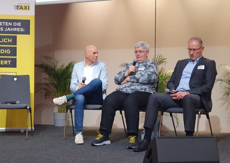 Auf dem BVTM-Taxitag in Erfurt diskutierten die Krankenfahrtexperten Gisela Spitzlei und Wolfgang Oertel gemeinsam mit Unternehmer und Podcaster Jens Marggraf darüber, wie sich die Rahmenbedingungen für Krankenfahrten verbessern lassen – um diesem inzwischen mit großem Abstand wichtigsten Segment des Taxigewerbes neue Impulse zu geben. Mit der Einstiegsfrage, welche Wünsche seine Gäste hätten, wenn Wünschen helfen würde, eröffnete Moderator Thomas Lang das Panel „Rahmenbedingungen Krankenfahrten“ beim BVTM-Taxitag in Erfurt. Besonders Gisela Spitzlei, die seit über 50 Jahren Krankenfahrten für das Gewerbe abrechnet, nannte mehrere wünschenswerte Gesetzesänderungen, die den Alltag im Krankenfahrtbereich erheblich erleichtern könnten. Zuerst müsse §133 des Sozialgesetzbuches (SGB) schnellstens novelliert werden. Das SGB verpflichtet die Krankenkassen zwar, auch mit Taxi- und Mietwagenanbietern Krankenfahrtentgelte auszuhandeln, es fehlt jedoch eine Regelung für den Fall der Nichteinigung. In anderen Bereichen der Medizin steht den Verhandlungspartnern gesetzlich eine Schiedsstelle zur Verfügung, die Kompromisse erzwingen kann – nur den Taxlern nicht. Dadurch verschärft sich das ohnehin bestehende Ungleichgewicht zwischen David, den Taxlern, und Goliath, den mächtigen Krankenkassen. Aktuell existiert ein Flickenteppich länderspezifischer Entgeltvereinbarungen, die kaum unterschiedlicher sein könnten. Das Publikum bestätigte dies sofort: Die Spanne reicht von 1,75 € pro Kilometer im Nordosten bis 2,70 € im Südwesten. Einzelne Krankenkassen oder ihre Verhandlungsführer versuchen sich immer wieder durch besonders rigides Vorgehen zu profilieren. Die tatsächlichen Kosten der Unternehmen spielen dabei kaum eine Rolle – die Verhandlungen gleichen einem Basar, jedoch mit dem Nachteil, dass die Taxler ihre Leistung nicht anderweitig anbieten können und so vom Goodwill der Kassen abhängig sind. Jens Marggraf berichtete aus Nordhessen, wo das Gewerbe zum Jahreswechsel beinahe in einen Konflikt mit der DAK geraten wäre. Dank der Solidarität der Unternehmen und öffentlicher Aufmerksamkeit konnte die DAK letztlich doch eingelenken. Solche gewerbliche Solidarität sei jedoch keineswegs selbstverständlich, betonten Marggraf, Spitzlei und Oertel. Oft gehe es den Unternehmen um das unmittelbare Überleben, sodass kurzfristig verfügbare Einnahmen wichtiger erscheinen – selbst wenn diese langfristig nicht zum Überleben reichen. Die drei Experten waren sich einig, dass das Bürokratiemonster der Zuzahlungen dringend entschärft werden müsse. Derzeit nutzen die Abrechnungsagenturen der Krankenkassen das für Patienten und Pflegekräfte kaum verständliche System, um die Unternehmen zusätzlich mit Nach- und Rückforderungen zu belasten – ein unhaltbarer Zustand. Dieser Knoten müsse schnell gelöst werden, auch um dem Gesundheitssystem vermeidbare Zusatzkosten zu ersparen, zumal der Abrechnungsaufwand der Taxi- und Mietwagenunternehmen meist nicht in den vereinbarten Entgelten berücksichtigt ist. Die Krönung sei kürzlich der Vorschlag einiger Politiker gewesen, meinte Wolfgang Oertel, Taxler und BVTM-Vizepräsident aus Chemnitz. In der Bundespolitik sei tatsächlich die Idee geäußert worden, die Fahrkostenübernahme komplett aus dem Leistungskatalog der Krankenkassen zu streichen, um Milliarden einzusparen. Tatsächlich kosten Krankenbeförderungen mit Taxi und Mietwagen jährlich mehr als zwei Milliarden Euro. Diese Ausgaben zu streichen, wäre jedoch eine Milchmädchenrechnung: Ohne die Fahrten würden deutlich höhere Kosten etwa durch Krankenhausaufenthalte entstehen. Zwei Milliarden machen gerade einmal 0,8 Prozent der gesamten Gesundheitskosten aus – blinder Aktionismus hilft hier also nicht weiter. Statt sich in Klagen zu verlieren, ging es im Panel vor allem um Lösungen zur Stärkung des Gewerbes. Neben der wichtigen Forderung nach einer Schiedsstelle wünschten sich die drei Experten besonders einen professionellen Rahmenvertrag für die Entgeltverhandlungen zwischen Krankenkassen und Taxi- und Mietwagenunternehmen. Nach Angaben von Spitzlei gibt es bundesweit mehr als 800 unterschiedliche Rahmenvereinbarungen zwischen Krankenkassen und dem Gelegenheitsverkehr, teils bundeslandübergreifend, teils für einzelne Unternehmen. Das erschwert nicht nur den Vergleich der Daten, sondern verursacht auch unnötigen Aufwand, da jeder Verhandlungspartner erneut prüfen muss, welches Leistungsspektrum vereinbart ist. Ein einheitlicher Rahmenvertrag könnte hier viel Zeit und Geld sparen. Verbände und Experten sollten einen Vertragsentwurf erstellen, der – unabhängig von den vor Ort auszuhandelnden Entgelten – den rechtssicheren Rahmen für die bundesweit einheitlichen Leistungen von Krankenfahrten vorgibt. So ließe sich auch das stets im Hintergrund lauernde DSGVO-Monster effektiver im Zaum halten. Hoffnung machten den Experten die Bestrebungen in einigen Bundesländern, Taxis stärker in das oft überlastete Rettungswesen einzubeziehen. Viele verordnete Fahrten mit Krankenwagen seien medizinisch nicht unbedingt notwendig – Zahlen zufolge könnten bis zu 60 % alternativ unbegleitet mit Taxis oder Mietwagen erfolgen. In Schleswig-Holstein und Niedersachsen laufen bereits Pilotprojekte, die eine koordinierte Beförderung über Feuerwehrleitstellen zum Ziel haben. Entscheidend sei jedoch die Bereitschaft der Branche, gemeinsam an einem Strang zu ziehen. Jens Marggraf sieht darin eine Chance, dem Taxigewerbe neue Impulse zu geben. Gerade das wichtige Krankenfahrtsegment sei für viele Plattformanbieter wegen des hohen bürokratischen Aufwands unattraktiv – noch. Marggraf wünscht sich eine gewerbeintern verwaltete App, ähnlich wie Curago oder Moxi, aber besser, um medizinische Fahrten zu koordinieren. Gelingt es der Branche, hier einen neuen Standard zu etablieren, könnte die App mittelfristig bundesweit als allgemeine Bestellplattform dienen und digital mit den großen Plattformen gleichziehen. Seine charmante Idee in Kürze: Alle Unternehmen im 50 km Umfeld eines großen Krankenhauses schließen sich zusammen und stellen eine Bestell-App bereit. So könnten alle Beförderungsaufträge zentral, zeit- und leistungsgerecht abgewickelt werden, ohne dass Krankenhausmitarbeitende vorher lange koordinieren müssen. Wünsche nach bestimmten Unternehmen könnten berücksichtigt oder alternativ provisioniert werden. Klingt nach einem Plan, oder? rw Beitragsfoto: Auf dem BVTM-Taxitag in Erfurt diskutierten die Krankenfahrtexperten Gisela Spitzlei und Wolfgang Oertel gemeinsam mit Unternehmer und Podcaster Jens Marggraf darüber, wie sich die Rahmenbedingungen für Krankenfahrten verbessern lassen, Foto: Taxi Times