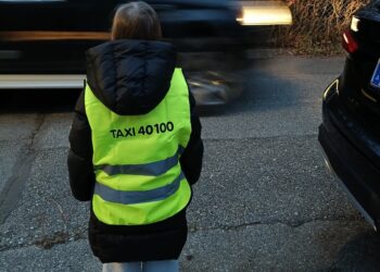 Mädchen mit Warnweste, Foto: Taxi 40100