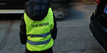 Mädchen mit Warnweste, Foto: Taxi 40100