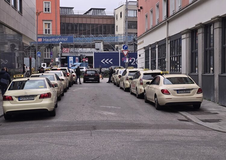 Taxizentrale ändert Vermittlung der Bahntaxi-Fahrten