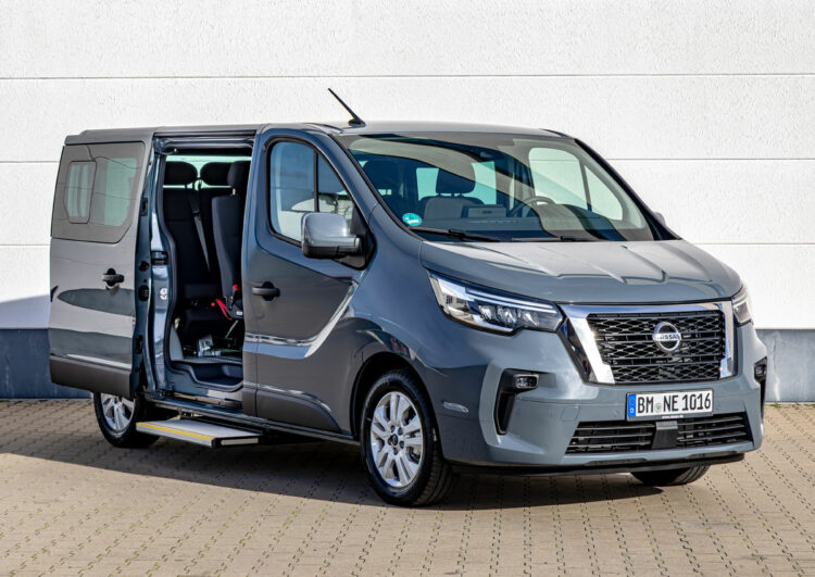 Nissans flexible Lösung für Rollstuhlbeförderung und Taxi