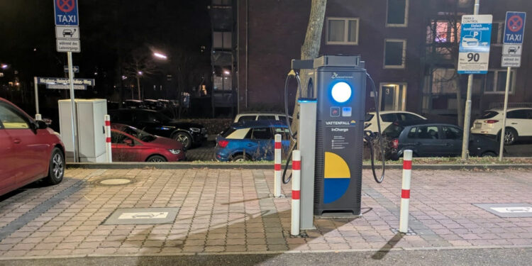 Neuer E-Taxistand mit Ladesäule