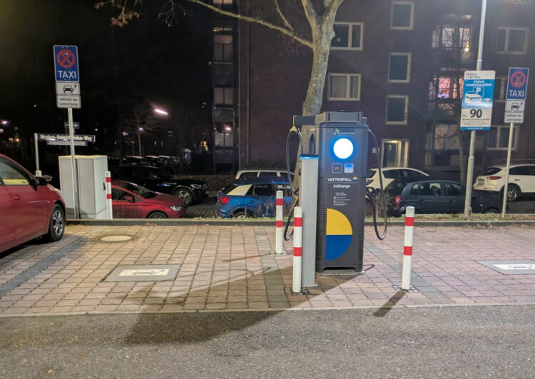 Neuer E-Taxistand mit Ladesäule