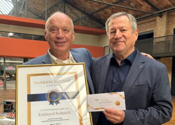 Hermann Waldner dankt Eckhard Schmidt für 50 Jahre Taxifunk-Treue