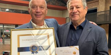 Hermann Waldner dankt Eckhard Schmidt für 50 Jahre Taxifunk-Treue