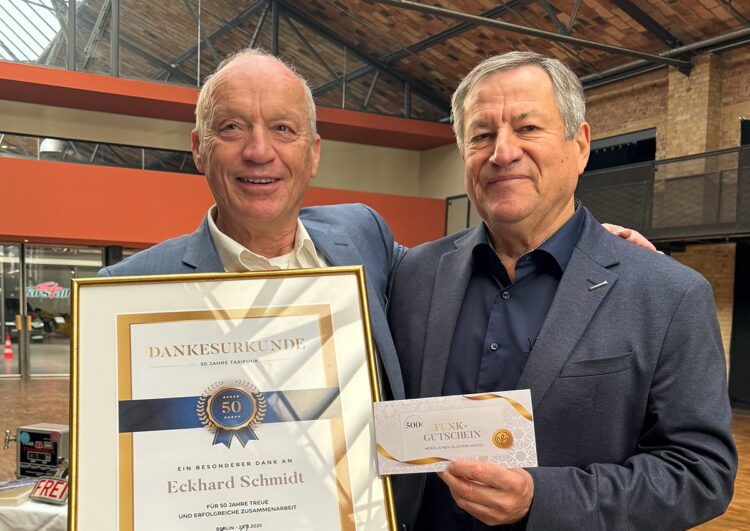 Hermann Waldner dankt Eckhard Schmidt für 50 Jahre Taxifunk-Treue