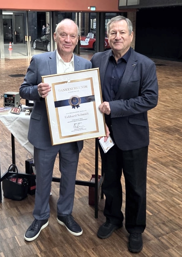 Hermann Waldner dankt Eckhard Schmidt für 50 Jahre Taxifunk-Treue