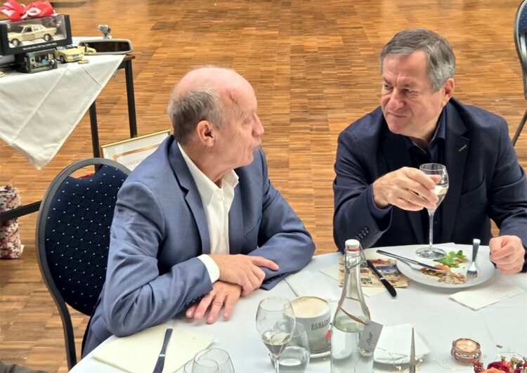 Hermann Waldner dankt Eckhard Schmidt für 50 Jahre Taxifunk-Treue