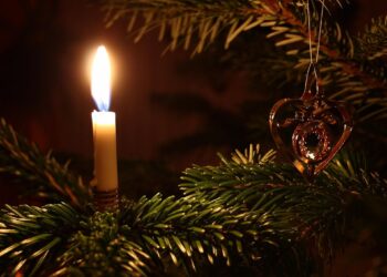 Frohe Weihnachten mit leuchtenden Kinderaugen