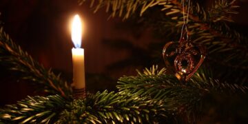 Frohe Weihnachten mit leuchtenden Kinderaugen