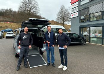 Gewinn bei Taxi Times: Taxi Schwarzenberg nimmt Rolli-Taxi in Empfang