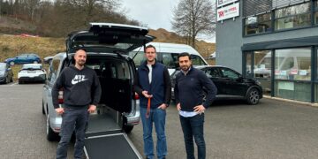 Gewinn bei Taxi Times: Taxi Schwarzenberg nimmt Rolli-Taxi in Empfang