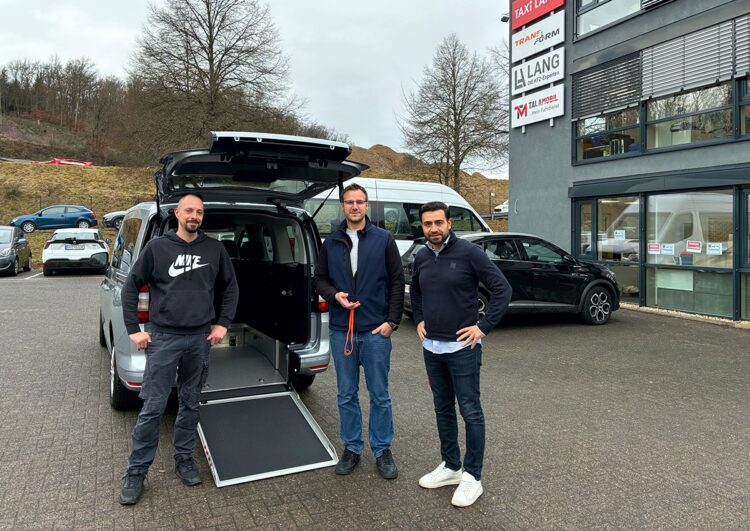 Gewinn bei Taxi Times: Taxi Schwarzenberg nimmt Rolli-Taxi in Empfang