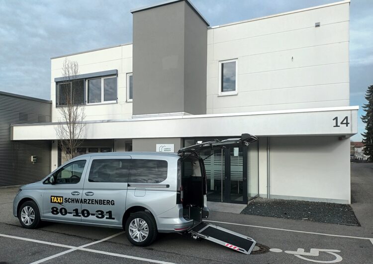 Gewinn bei Taxi Times: Taxi Schwarzenberg nimmt Rolli-Taxi in Empfang