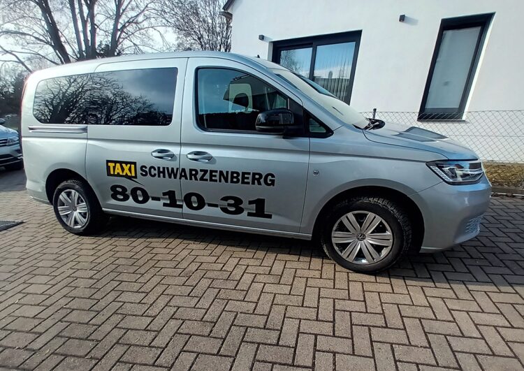 Gewinn bei Taxi Times: Taxi Schwarzenberg nimmt Rolli-Taxi in Empfang