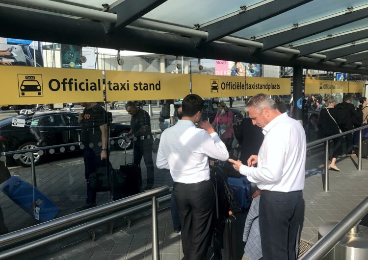 Flughafen Amsterdam predigt Nachhaltigkeit und kooperiert mit Uber und Bolt