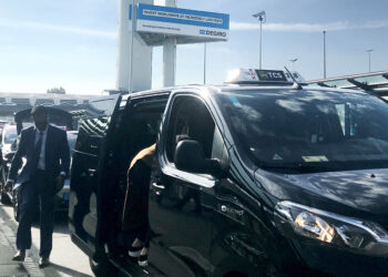 Flughafen Amsterdam predigt Nachhaltigkeit und kooperiert mit Uber und Bolt