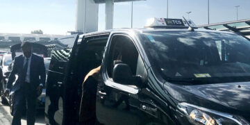 Flughafen Amsterdam predigt Nachhaltigkeit und kooperiert mit Uber und Bolt