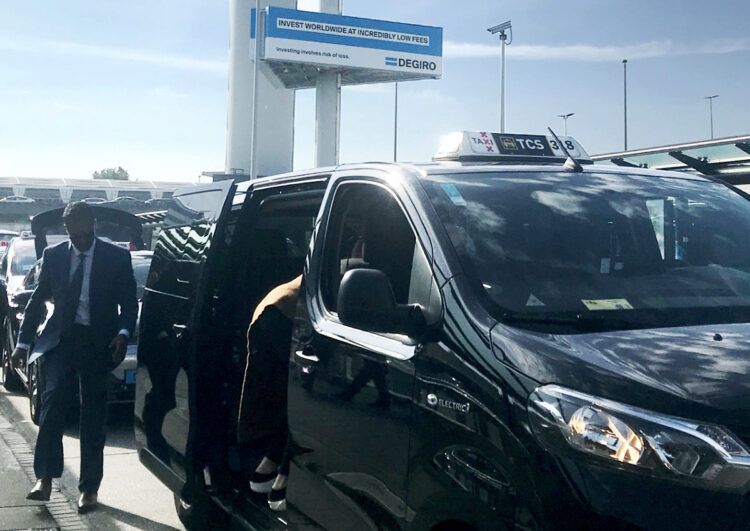 Flughafen Amsterdam predigt Nachhaltigkeit und kooperiert mit Uber und Bolt