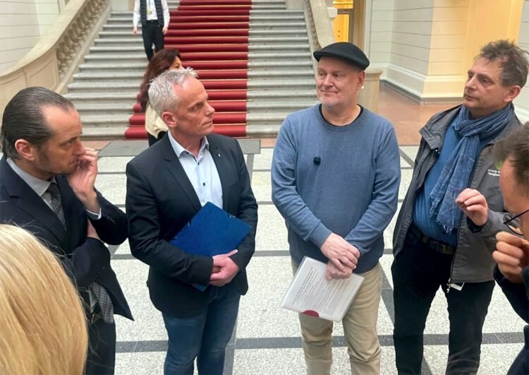 Petition für bessere Halteplätze in Berlin übergeben