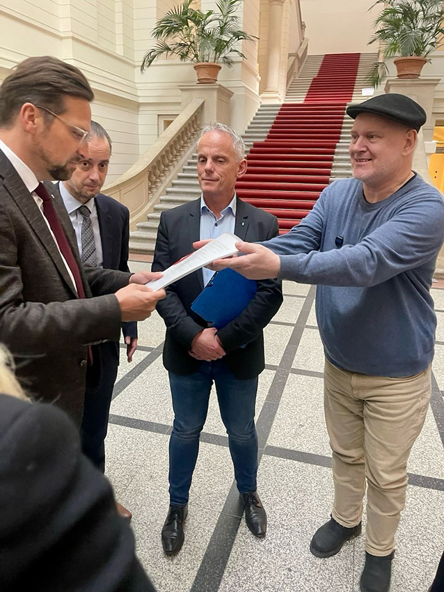Petition für bessere Halteplätze in Berlin übergeben