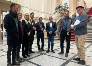 Petition für bessere Halteplätze in Berlin übergeben