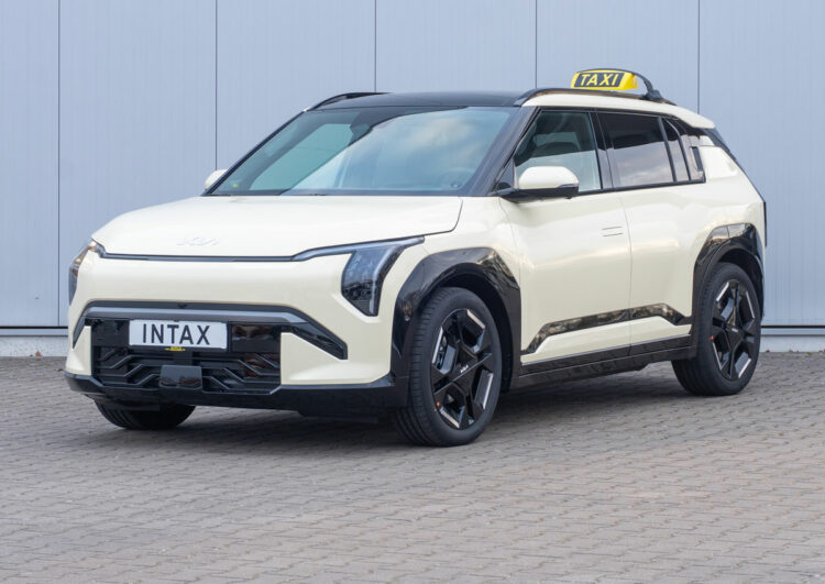 Neues Kia E-Taxi mit geräumigen Kofferraum