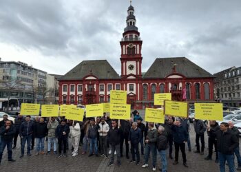 Taxi-Demo in Mannheim: „Kontrolliert die Mietwagen“
