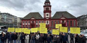 Taxi-Demo in Mannheim: „Kontrolliert die Mietwagen“