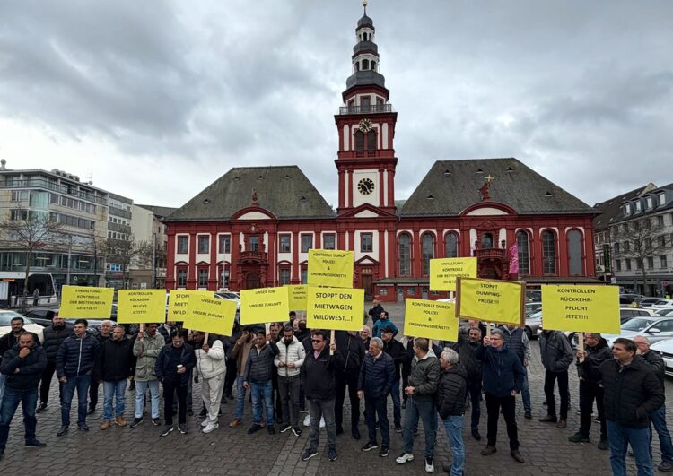 Taxi-Demo in Mannheim: „Kontrolliert die Mietwagen“