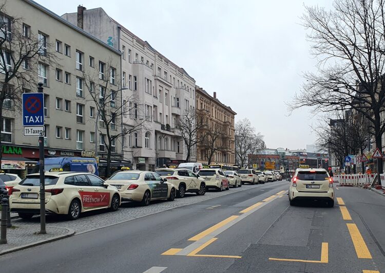 Wie wirkt Kuddelmuddel am Taxistand auf unsere Fahrgäste?