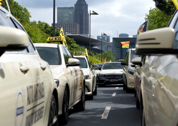 Die dreifache Frankfurter Taxidemo