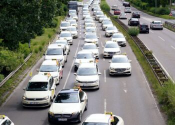 Taxidemo in der Stadt und auf der Autobahn