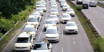 Taxidemo in der Stadt und auf der Autobahn