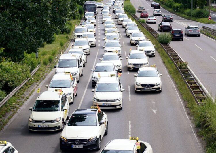 Taxidemo in der Stadt und auf der Autobahn