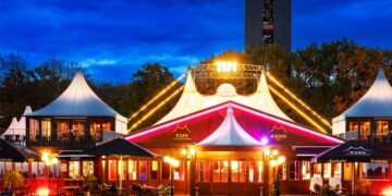 Taxitag in Berlin: Mittags Imbiss, abends Songs of Eternity im Tipi
