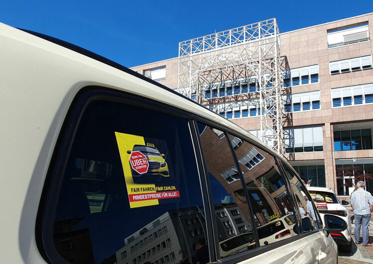 Dortmunder Taxler zeigen bei Gegendemo Kante