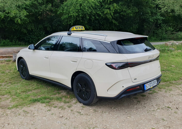 Taximodell mit Kampfpreis-Rabatt