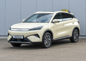 Erste Bilder eines neuen BYD-Taxi in Hellelfenbein