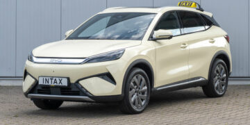 Erste Bilder eines neuen BYD-Taxi in Hellelfenbein