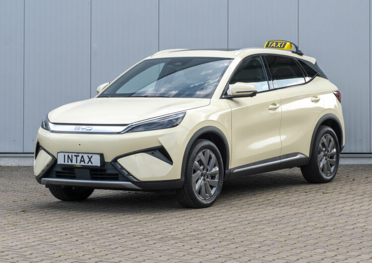 Erste Bilder eines neuen BYD-Taxi in Hellelfenbein