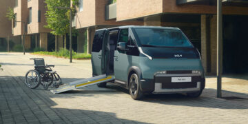 Kia PV5 WAV: Werksumbau erweitert Auswahl für die Rollstuhlbeförderung