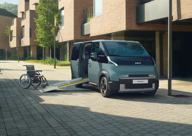 Kia PV5 WAV: Werksumbau erweitert Auswahl für die Rollstuhlbeförderung