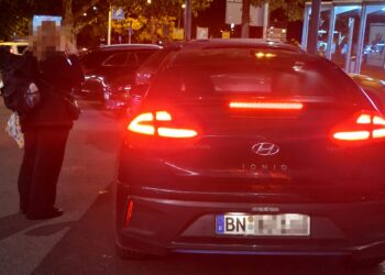 Uber-Mietwagen: Am Bahnhof gewartet und Einsteigerin mitgenommen