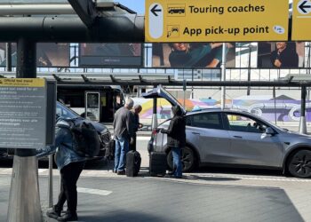 Neue Regeln für „Zusatztaxis“ am Flughafen: Bis zu acht Stunden Wartezeit
