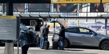 Neue Regeln für „Zusatztaxis“ am Flughafen: Bis zu acht Stunden Wartezeit