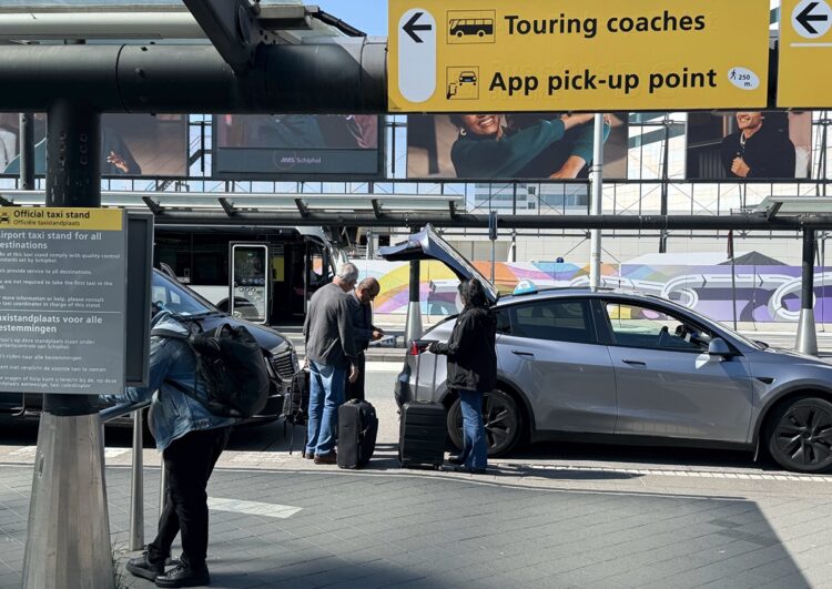 Neue Regeln für „Zusatztaxis“ am Flughafen: Bis zu acht Stunden Wartezeit