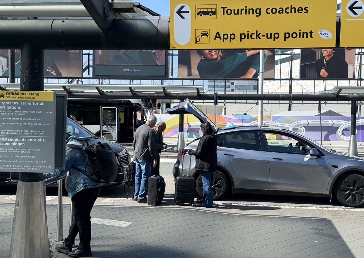 Am Amsterdamer Flughafen Schiphol sollen die bisherigen konzessionierten Taxis anscheinend noch mehr als bisher bevorzugt werden. Dadurch haben die vertragslosen