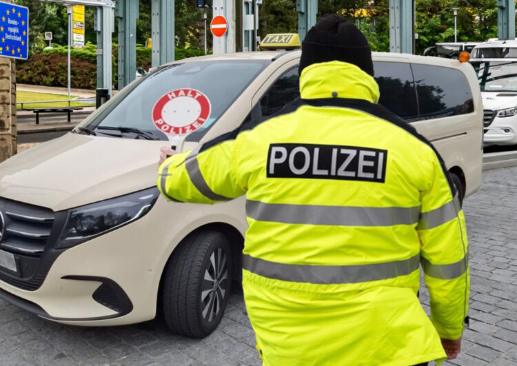 Grenzübertritt mit dem Black Taxi – Taxifahrer als Schleuser im Verdacht?